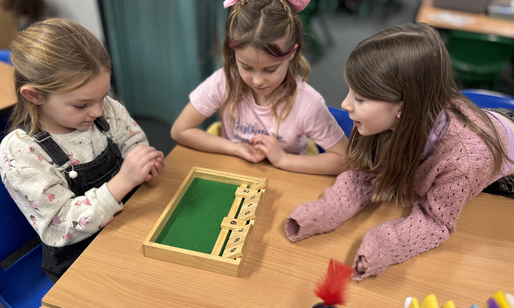 cropped-Linch-Maths5.png pupils playing a counting game